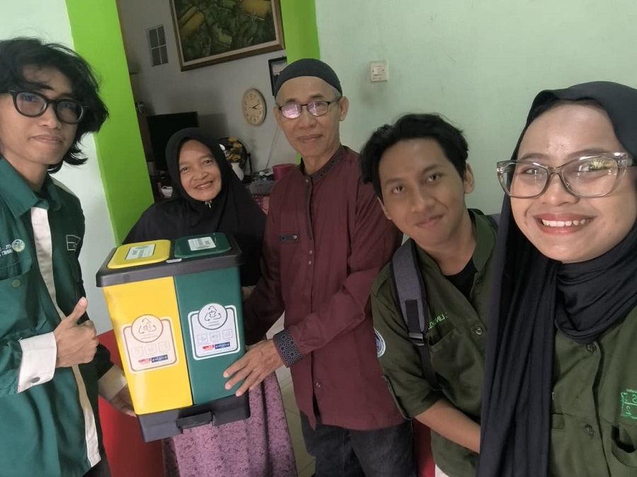 Mahasiswa bersama warga menunjukkan bak sampah dua kompartemen