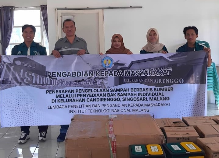 Tim ITN Malang dan pihak kelurahan menunjukkan program bak sampah Candirenggo