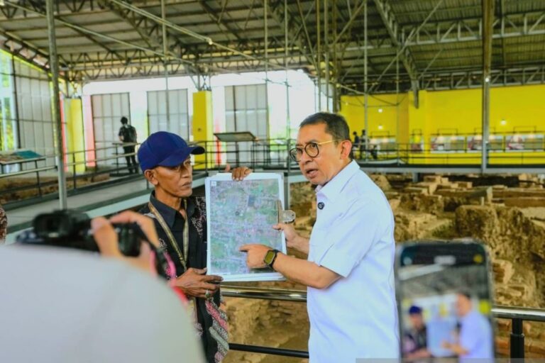 Menteri Kebudayaan Fadli Zon meninjau Situs Trowulan, Mojokerto, pada 13 September 2026.