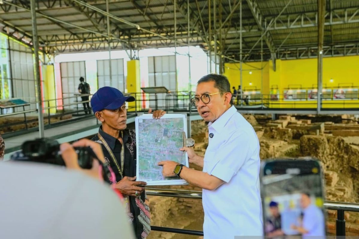 Menteri Kebudayaan Fadli Zon meninjau Situs Trowulan, Mojokerto, pada 13 September 2026.