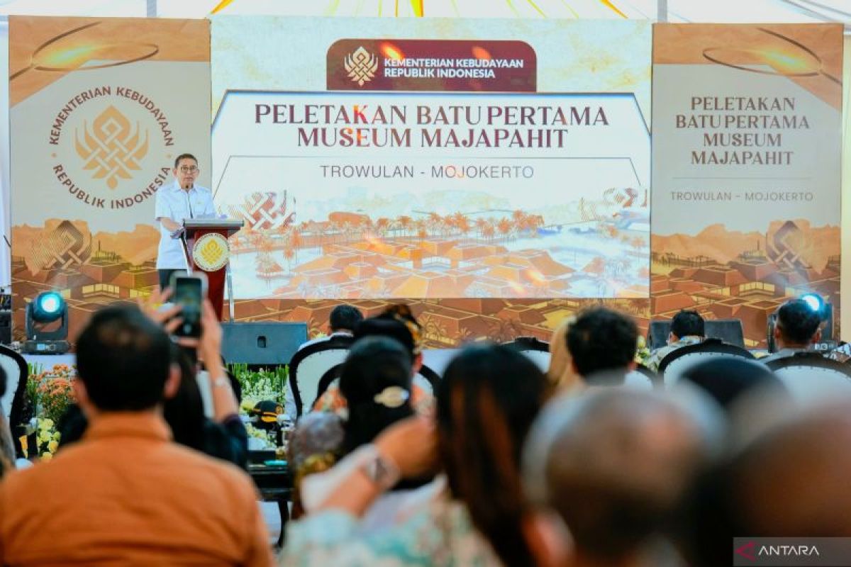 Menteri Kebudayaan Fadli Zon dalam peletakan batu pertama revitalisasi Museum Majapahit.