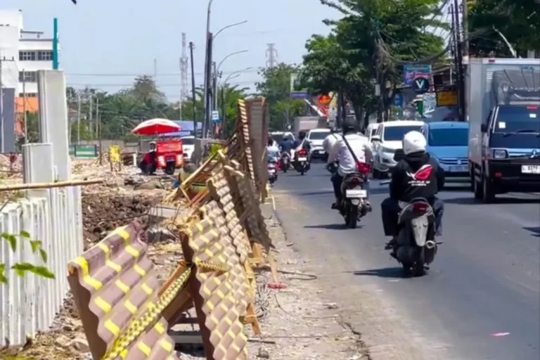 Suasana jalan yang akan dilebar pada koridor Wiyung-Menganti Surabaya