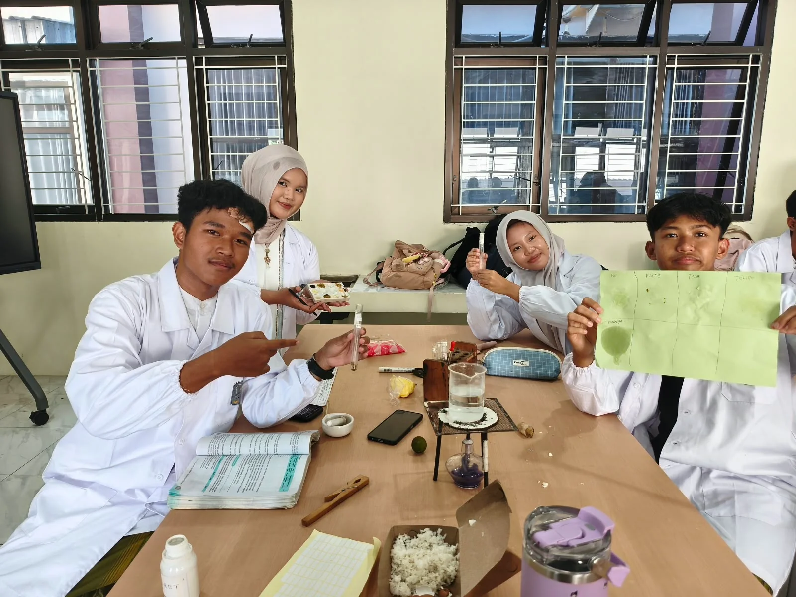 Ungkap Kandungan Zat Makanan, Siswa SMA Negeri 2 Sumenep Gelar Praktikum Biologi