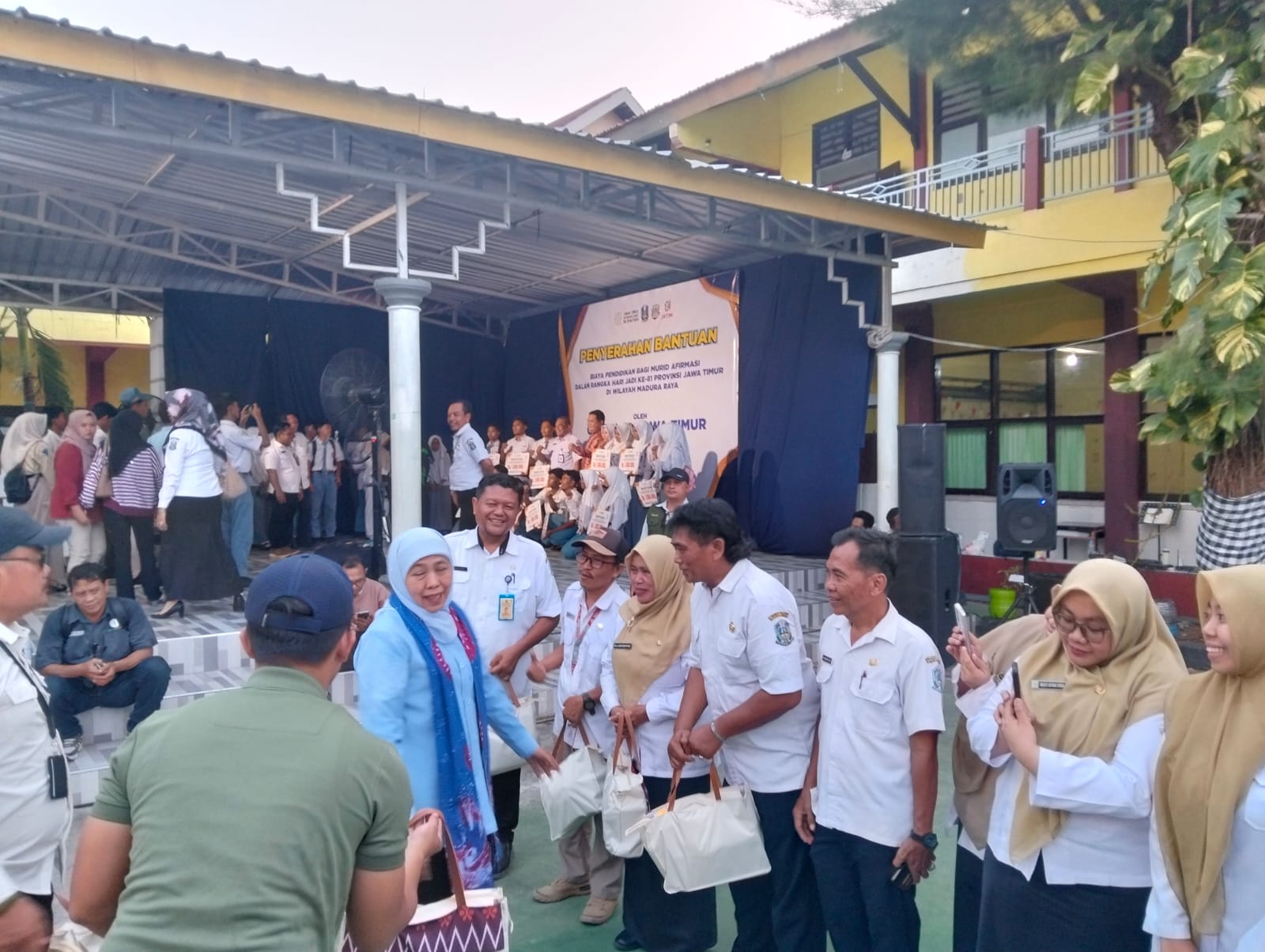 Penyerahan bantuan biaya pendidikan bagi murid afirmasi di wilayah Madura.