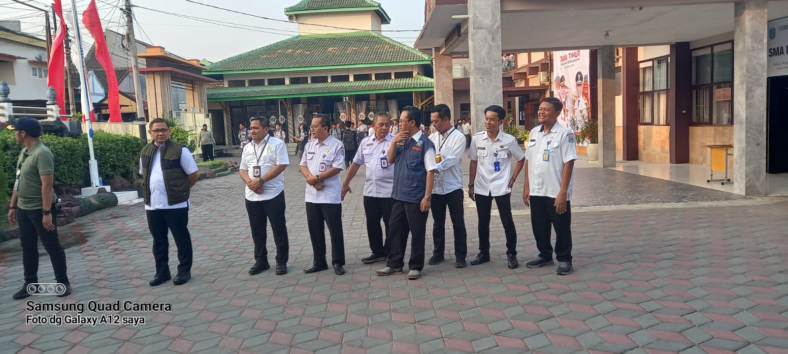 Suasana warga sekolah dalam kunjungan Gubernur Jawa Timur di SMAN 2 Sumenep.