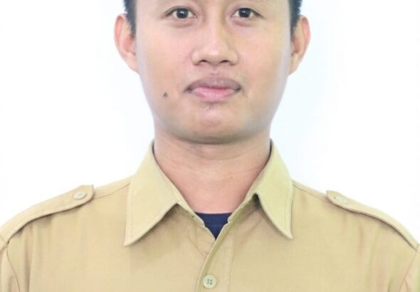 Samhadi mengenakan seragam khaki