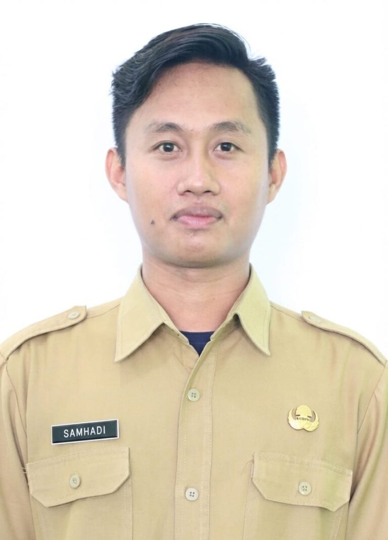 Samhadi mengenakan seragam khaki