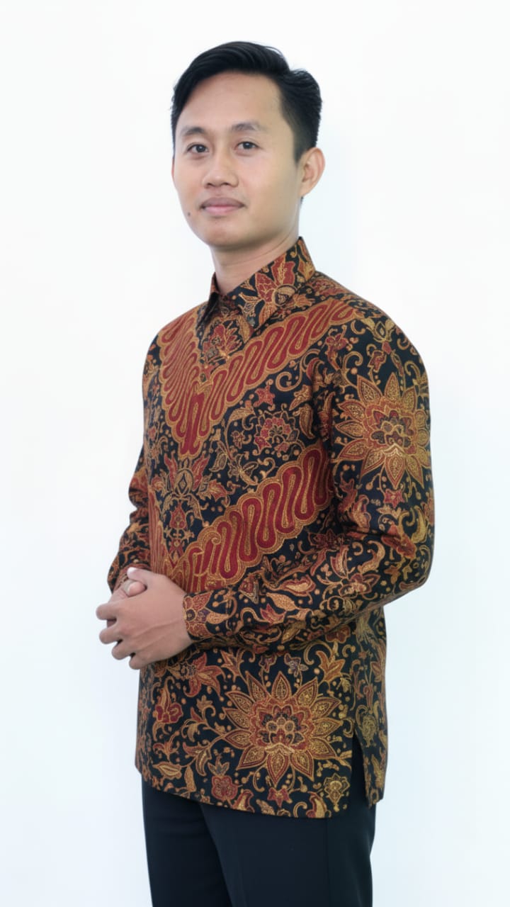 Potret mengenakan kemeja batik